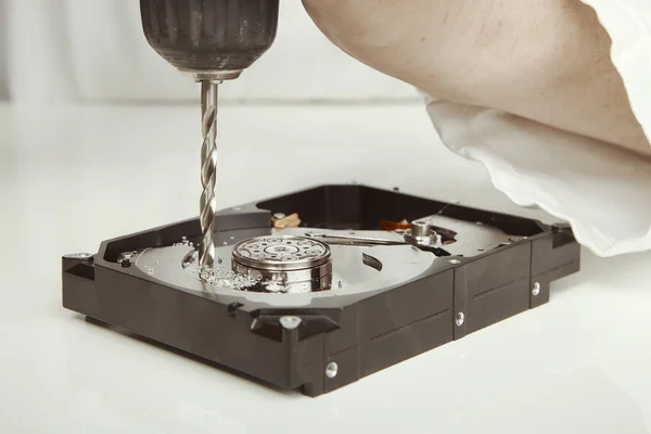 recycler un ordinateur, Perçage de disque à l'aide d'une perceuse